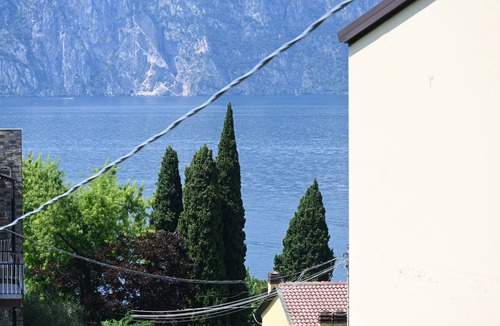 Malcesine Apartment | MODERN APARTMENT SECOND FLOOR AND PARKING SPACE APP SOLE