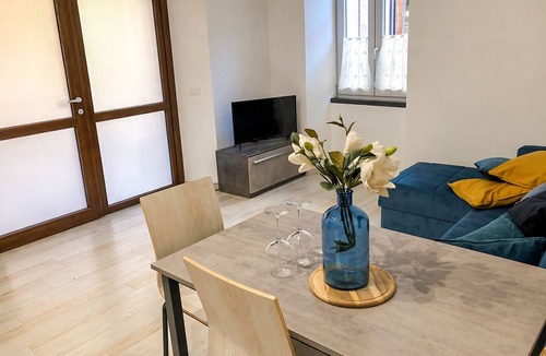 Porto Valtravaglia Apartment | Modern vacation apartment with air conditioning, lake view & top location near the promenade