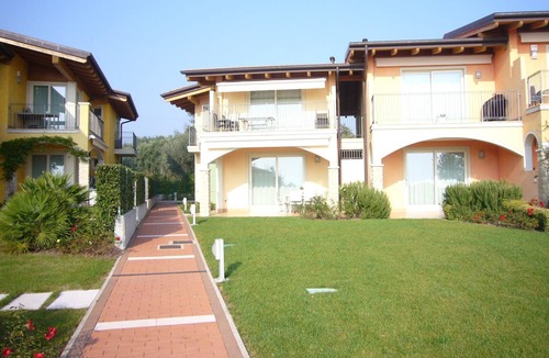 Solarolo Apartment | Montecolo Resort three-room apartment with splendid lake view, swimming pool
