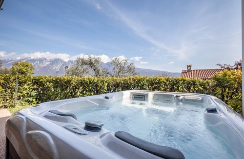 Gardola Apartment | New exclusive holiday flat "Suite Perlago" with garden and private whirlpool