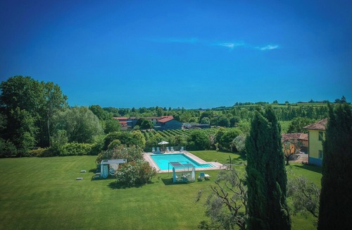 Pozzolengo Villa | Nice apartment in villa for 2 guests with WIFI, A/C, pool and pets allowed, close to Sirmione