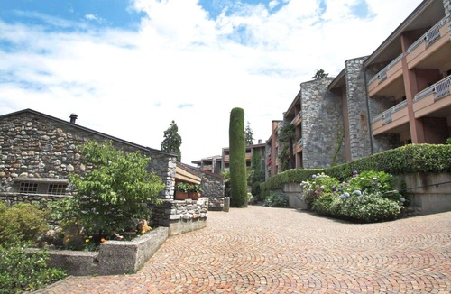 Porto Valtravaglia Apartment | Nice apartment for 5 people with WIFI, pool, TV and balcony