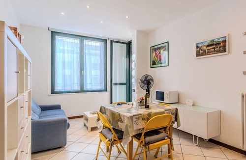 Como Apartment | Nice apartment for 2 guests with WIFI, patio, pets allowed and panoramic view