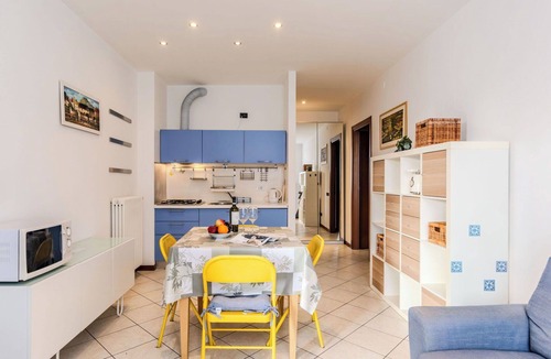 Como Apartment | Nice apartment for 2 guests with WIFI, patio, pets allowed and panoramic view