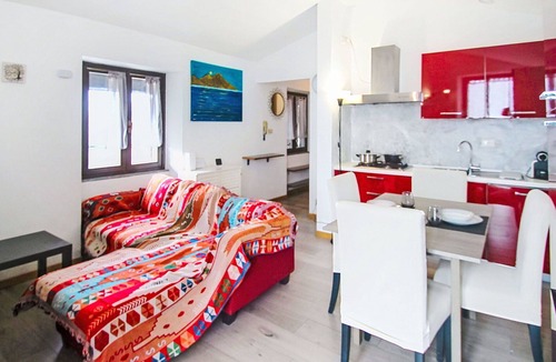 Dormelletto Apartment | Nice apartment for 4 guests with WIFI, TV, balcony and pets allowed