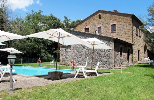 Bagnoregio Villa | Nice apartment in villa for 4 people with WIFI, pool, TV, patio and pets allowed