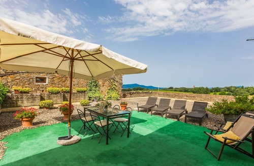 Sasso dʼOmbrone Villa | Nice apartment in villa for 2 guests with WIFI, A/C, pool, patio and panoramic view