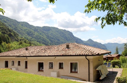 Vesta House | Nice apartment in villa for 5 guests with WIFI, TV, terrace and pets allowed