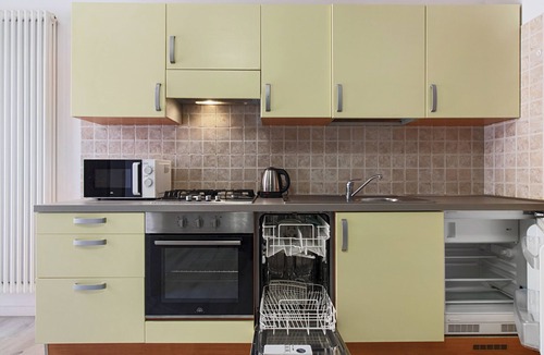 Favaro Veneto Apartment | Queen Home Luna - One Bedroom Apartment, Sleeps 5