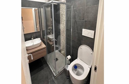 Quartiere XI Portuense Apartment | Quiet 3 bed, 3 bath apartment in the heart of Rome. 5 Minutes from the Station