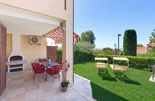 Calmasino Apartment | Regarda - Basiliko White Apartment with pool and wifi