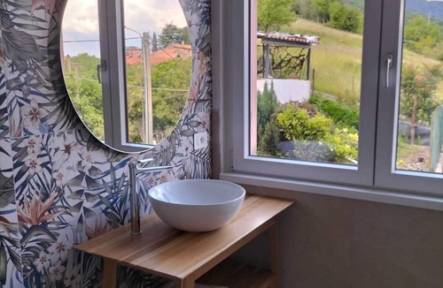 Cheis Apartment | Renovated flat in 2025 with lake view, garden and parking
