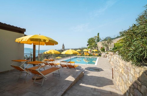 Gargnano Apartment | Residence Dany appartamenti con cucina vista lago piscina e parcheggio