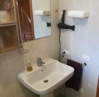 Zona I Val Melaina House | ROMA METRO JONIO Double ROOM with BATHROOM
