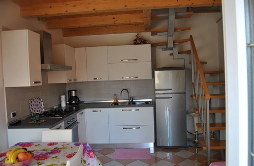 Cassone House | ROMANTIC COTTAGE WITH 2 Double Bedrooms—LAST-MINUTE RENTAL from August 23 to 28—GARAGE.