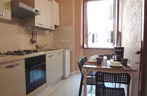 Esquilino Apartment | Rome Historic Core Apartment - Between Colosseum & Termini – A/C, Wi-Fi, Netflix