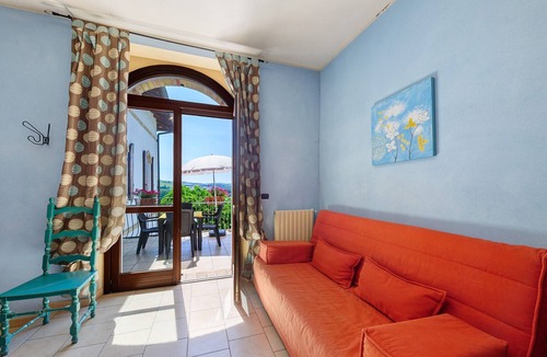 Castelletto Merli Apartment | Room 'Agriturismo Cascina Favorita - Q1' with Private Terrace, Shared Garden and Wi-Fi