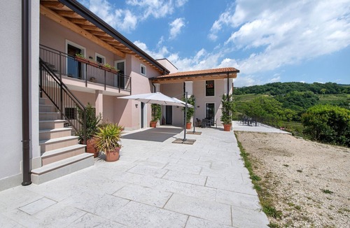 Negrar Apartment | Room 'Camera del Miele' with Shared Garden, Wi-Fi and Air Conditioning