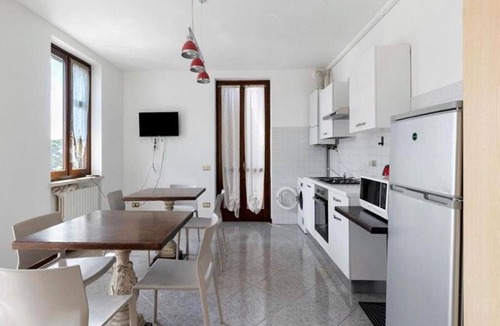 Mozzecane Apartment | Room 'Camera Tripla' with Shared Terrace, Wi-Fi and Air Conditioning