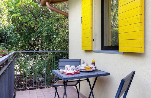Sommacampagna Apartment | Room 'Casetta 6' with Private Terrace, Wi-Fi and Air Conditioning