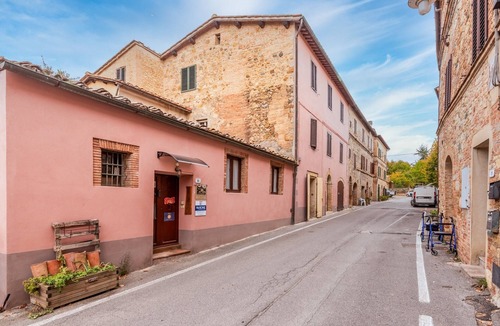 Vescovado Apartment | Room 'Castagno - Antiche Dimore di Vescovado' with Shared Pool and Garden