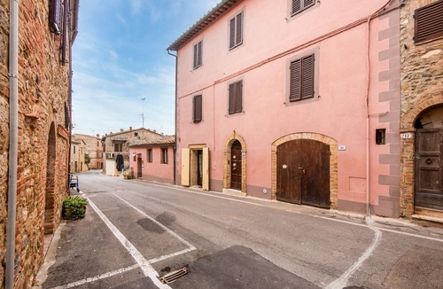 Vescovado Apartment | Room 'Castagno - Antiche Dimore di Vescovado' with Shared Pool and Garden