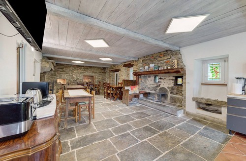 Villadossola Apartment | Room 'Genziana' with Shared Garden and Wi-Fi