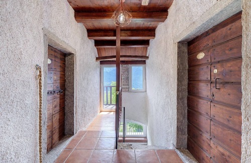 Villadossola Apartment | Room 'Genziana' with Shared Garden and Wi-Fi