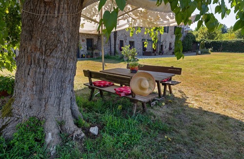 Santa Lucia ai Monti Apartment | Room 'Il Serraglio Terra' with Shared Garden, Wi-Fi and Air Conditioning