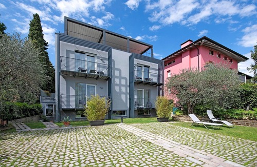 Moniga del Garda Apartment | Room 'Insula Felix Matrimoniale 2' with Shared Terrace, Wi-Fi and Air Conditioning