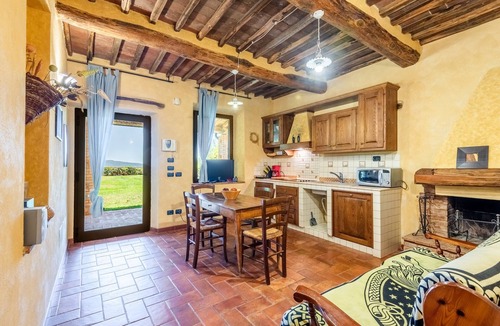Lama Apartment | Room 'Podere Marroneto - Camera 3' with Mountain View, Shared Pool and Wi-Fi