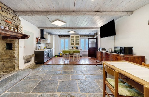 Villadossola Apartment | Room 'Primula' with Mountain View, Private Terrace and Wi-Fi