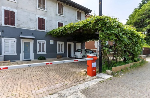 Dossobuono Apartment | Room 'Shakespeare' with Wi-Fi and Air Conditioning