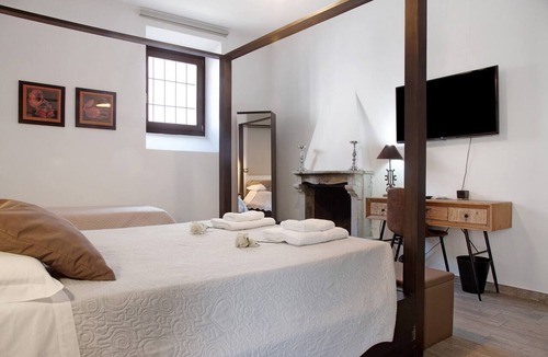 Viggiu Apartment | Room 'Stanza 5' with Shared Garden, Wi-Fi and Air Conditioning