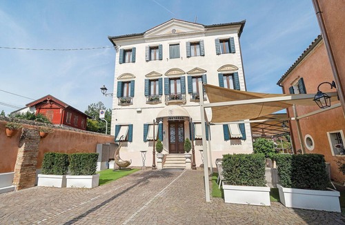 Dolo Apartment | Room 'Villa Goetzen - Camera Matrimoniale' with Wi-Fi and Air Conditioning