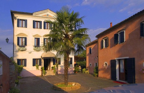 Dolo Apartment | Room 'Villa Goetzen - Camera Matrimoniale' with Wi-Fi and Air Conditioning
