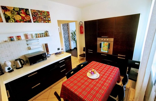 Camin Apartment | 'Royal Residence' Apartment with Shared Garden, Wi-Fi, and Air Conditioning