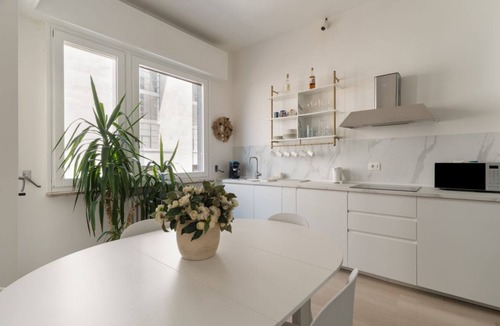 Guastalla Apartment | Spacious 100m2 apartment, ideal for up to 6 guests, located on the second floor with lift.Located in the Guastalla district, it is about a 15-minute walk from the M3 Crocetta, M4 Sforza-Policlinico and M1/M4 San Babila metro stops, with numerous surface