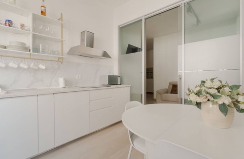 Guastalla Apartment | Spacious 100m2 apartment, ideal for up to 6 guests, located on the second floor with lift.Located in the Guastalla district, it is about a 15-minute walk from the M3 Crocetta, M4 Sforza-Policlinico and M1/M4 San Babila metro stops, with numerous surface