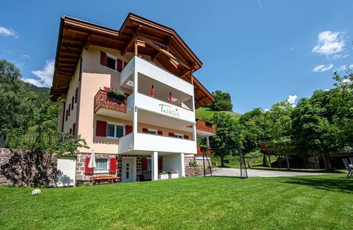 Laion Apartment | Studio Apartment "Talblick 1" with Mountain View, Garden and Wi-Fi