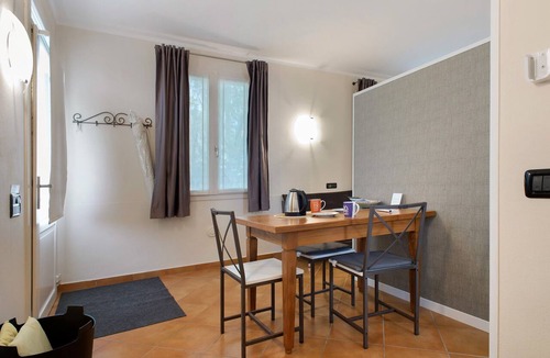 Laveno Apartment | Studio 'Nocciolo' with Private Garden, Wi-Fi and Air Conditioning