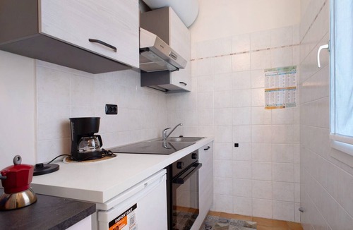 Laveno Apartment | Studio 'Nocciolo' with Private Garden, Wi-Fi and Air Conditioning
