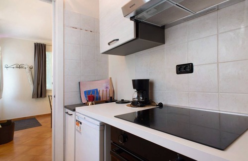 Laveno Apartment | Studio 'Nocciolo' with Private Garden, Wi-Fi and Air Conditioning