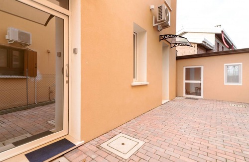 Peraga House | Studio with private bathroom is a part of the San Vincenzo Rooms Guest House and is perfect for 2 guests. The accommodation is located in the renovated period building in Vigonza, which is 10 minutes by car from the center of Padua and on the direct rout