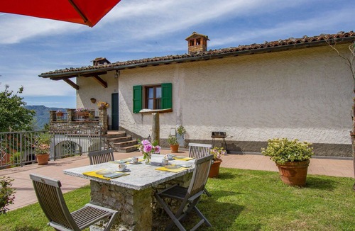 Coreglia Antelminelli House | Stunning private villa for 4 guests with WIFI, A/C, TV, terrace and pets allowed