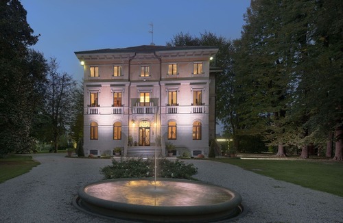 Saonara Villa | Stunning private villa for 17 people with A/C, WIFI, TV, terrace and pets allowed, close to Padua