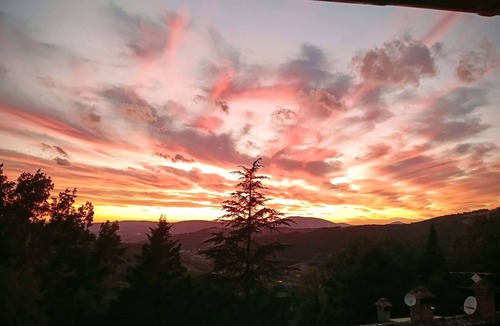 Valfabbrica Villa | Stunning villa for 7 guests with pool, WIFI, TV and terrace, close to Assisi