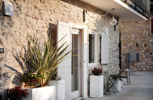 Assenza Apartment | Suite bedroom (21 m2) with shared terrace, sauna and olive garden view