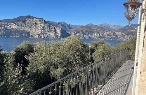 Assenza Apartment | Suite bedroom (21 m2) with shared terrace, sauna and olive garden view