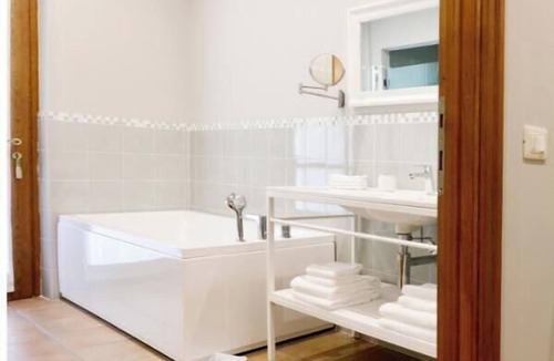 Monforte d'Alba Apartment | The Seven Ways - Maple Apartment with Jacuzzi and Large Porch